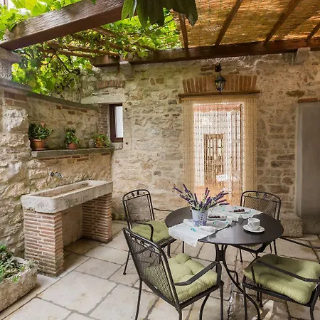 Strandnahes Inmitten Der Altstadt Mit Mediterranem Garten - Nur 150 Meter Zum