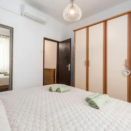 Strandnahes Inmitten Der Altstadt Mit Mediterranem Garten - Nur 150 Meter Zum *