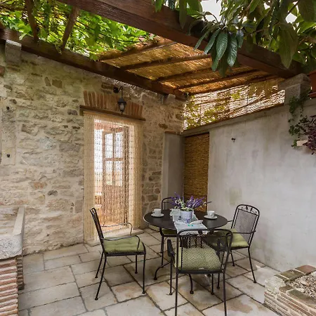 Strandnahes Inmitten Der Altstadt Mit Mediterranem Garten - Nur 150 Meter Zum Porec