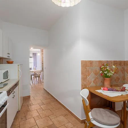 Strandnahes Inmitten Der Altstadt Mit Mediterranem Garten - Nur 150 Meter Zum Апартаменты Пореч