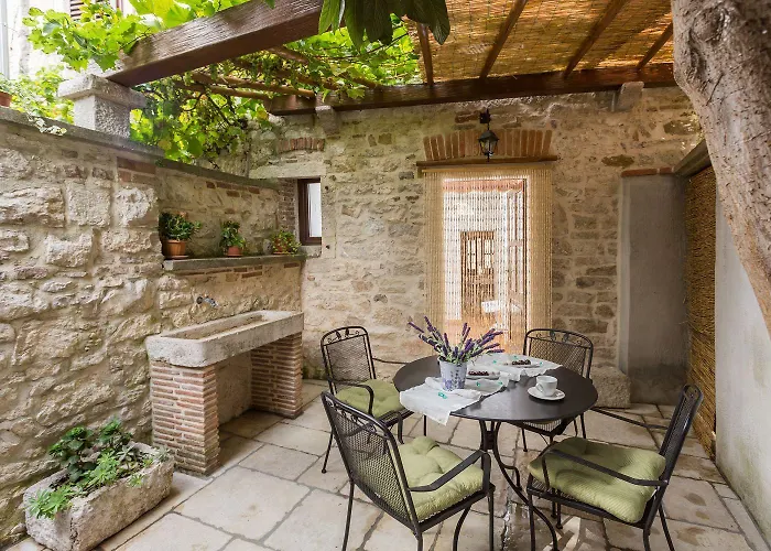 Strandnahes Inmitten Der Altstadt Mit Mediterranem Garten - Nur 150 Meter Zum