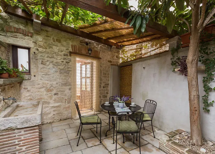 Strandnahes Inmitten Der Altstadt Mit Mediterranem Garten - Nur 150 Meter Zum Poreč