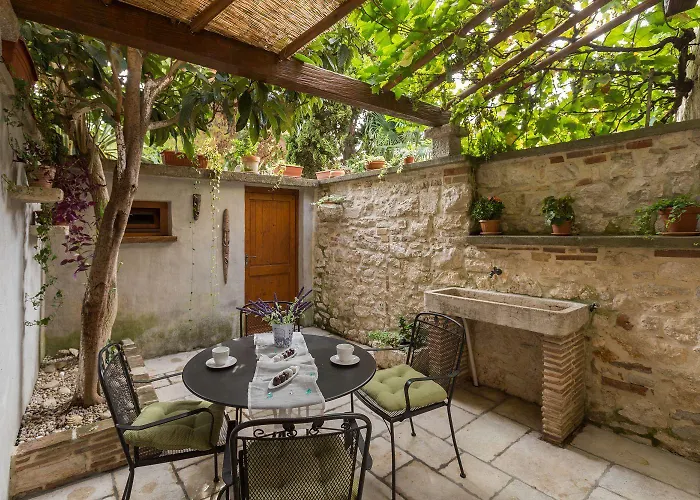 Strandnahes Inmitten Der Altstadt Mit Mediterranem Garten - Nur 150 Meter Zum * Poreč