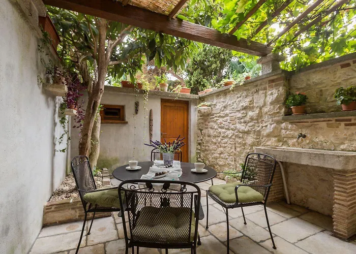 Strandnahes Inmitten Der Altstadt Mit Mediterranem Garten - Nur 150 Meter Zum Apartmán *