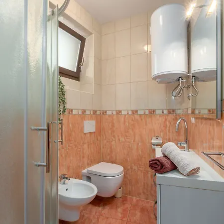 Strandnahes Inmitten Der Altstadt Mit Mediterranem Garten - Nur 150 Meter Zum Porec