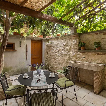 Strandnahes Inmitten Der Altstadt Mit Mediterranem Garten - Nur 150 Meter Zum * Porec